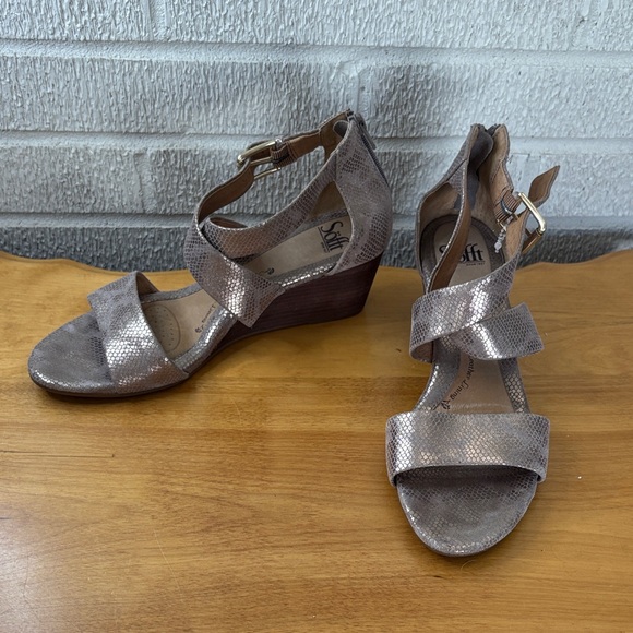 Sofft Gold Metallic Women's 10M Wedge Sandals Zip Back Ankle Strap Leather EUC - Picture 1 of 10